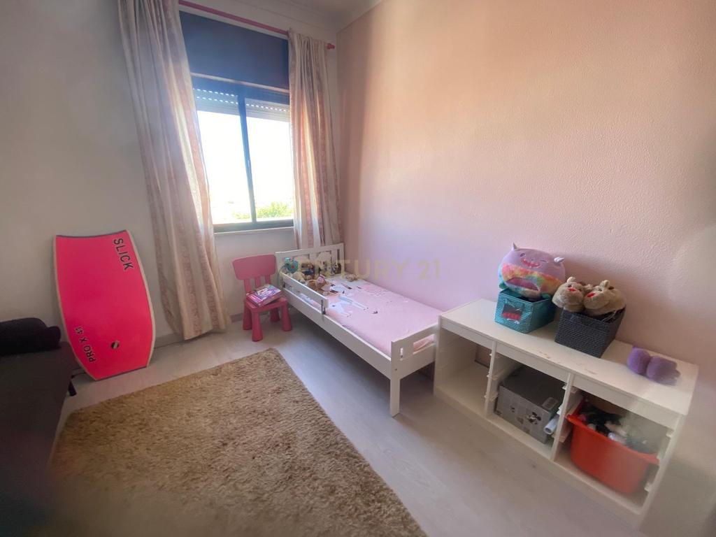 Apartamento T2 com Vista Panorâmica em Barreiro - Image 21