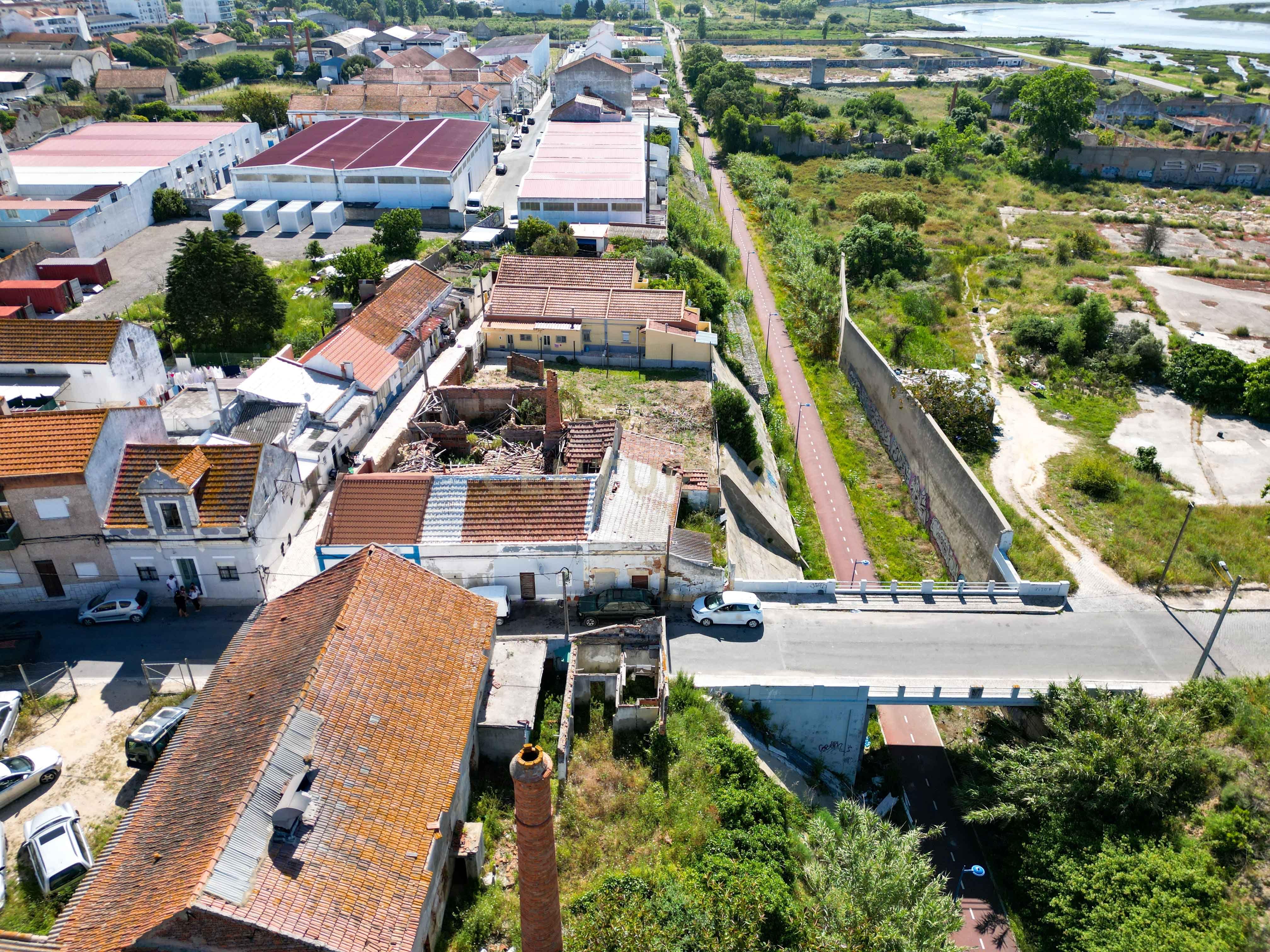 Montijo - Moradia para reconstruir área total de 558 m2. Vista Rio - Image 7