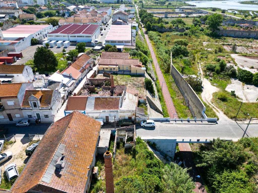 Montijo - Lote para construção de prédio com 3 andares com 558 m2. Vista Rio - Image 3