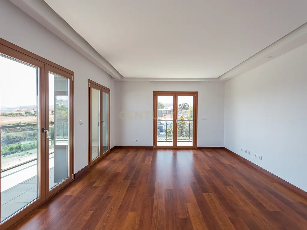 Apartamento T2 num condomínio com Vista Panorâmica em Odivelas, Famões - Image 3
