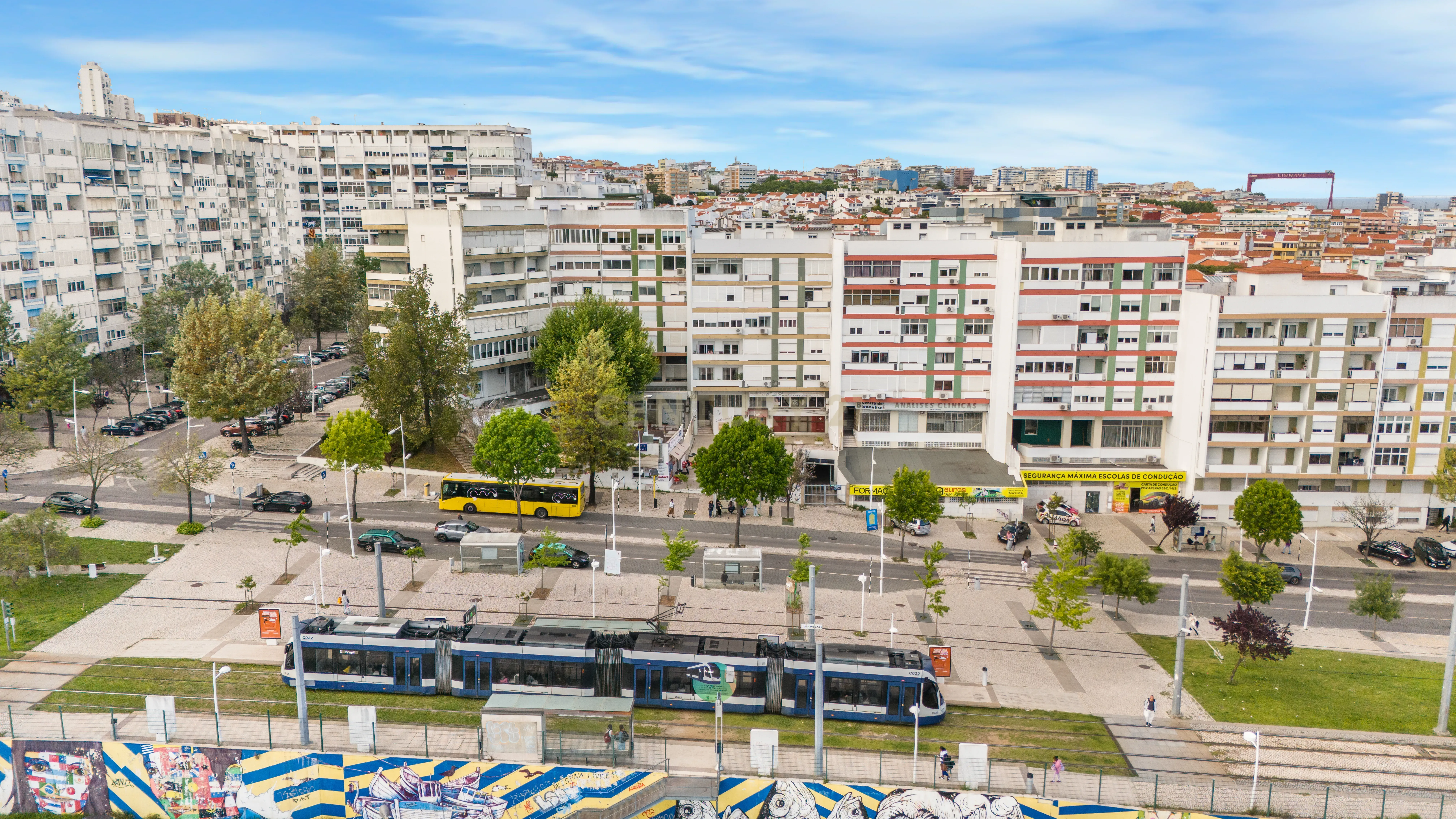 Apartamento T3 convertido em T2 totalmente renovado - Cova da Piedade ( frente à Estação) - Image 26