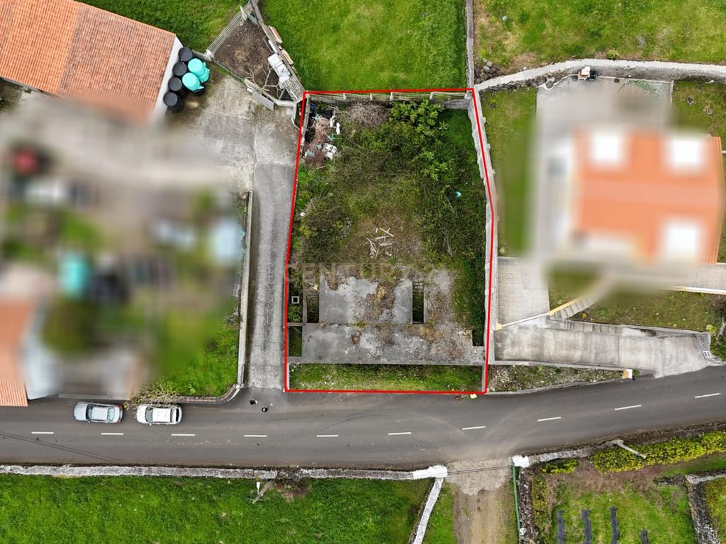 Terreno com inicio de construção em São Mateus da Calheta - Ilha Terceira - Image 1