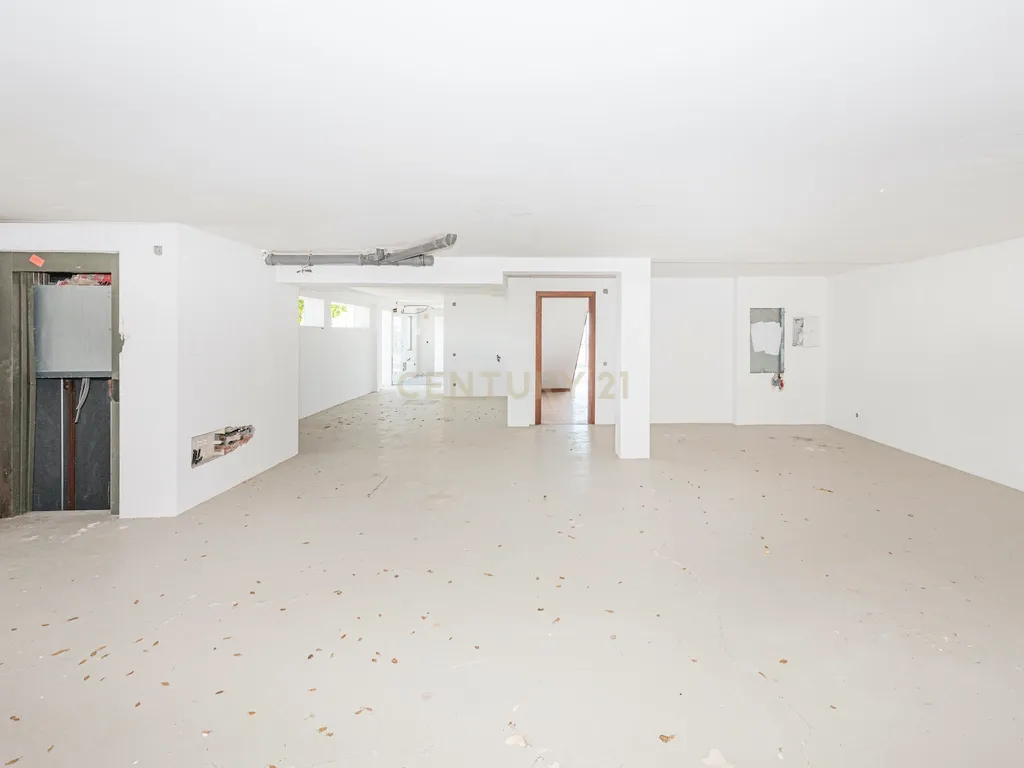 Moradia de Arquitetura Contemporânea na Aldeia dos Capuchos, Vista Mar, Rio e Cidade, com Garagem, Elevador, Piscina e Cobertura com Vista Panorâmica 360º. - Image 11