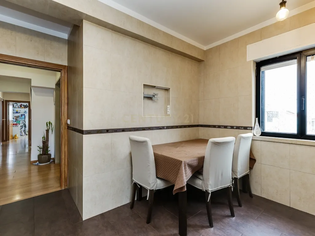 Apartamento T3 com lugar de garagem e arrecadação, situado em Benfica. - Image 6