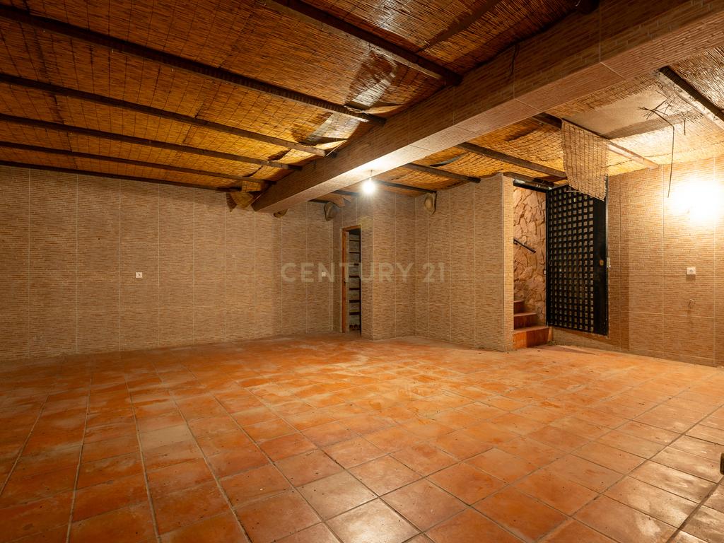 Fabulosa Quinta com lote de terreno de 22.381 m2, onde se encontra inserida uma moradia composta por dois pisos, com uma área bruta de 623 m2, uma área útil de 304 m2 e uma área bruta dependente de 319 m2, localizada em Santo Isidro de Pegões, na zona de Pegões, a pouca distância das belas praias de Setúbal. - Image 100