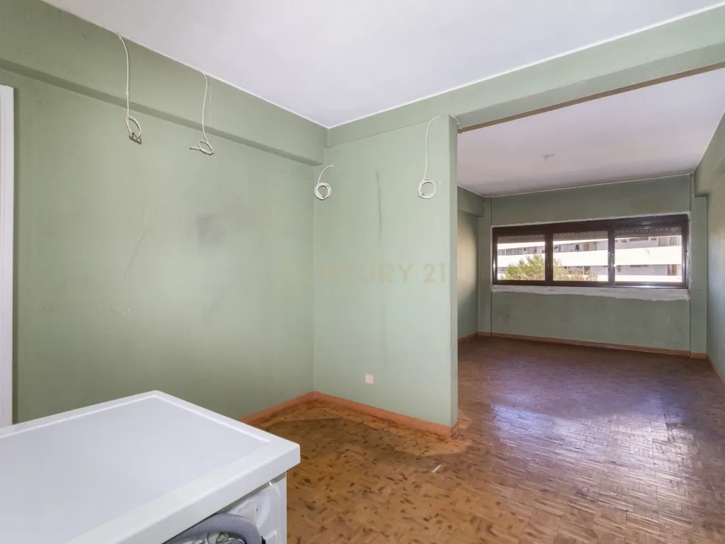T3 com 73m² | 4º andar com elevador | Para remodelar em Lisboa - Image 4
