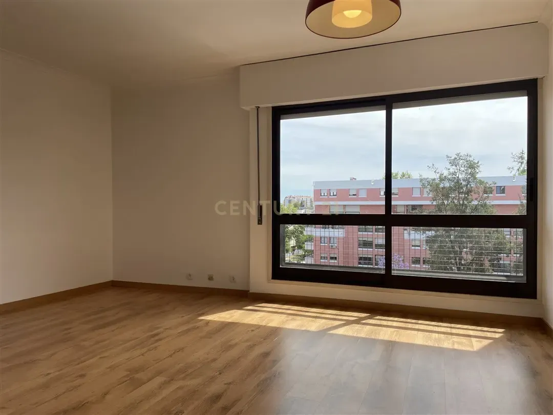 Apartamento T3 Duplex em Telheiras – 104 m², Estacionamento e Arrecadação - Image 1