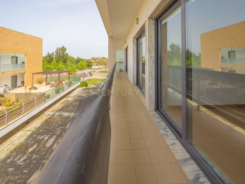 Apartamento T3 com Duas Varandas, Garagem Box e Lugar de estacionamento na Vila Serena, Pinhal Novo - Image 10