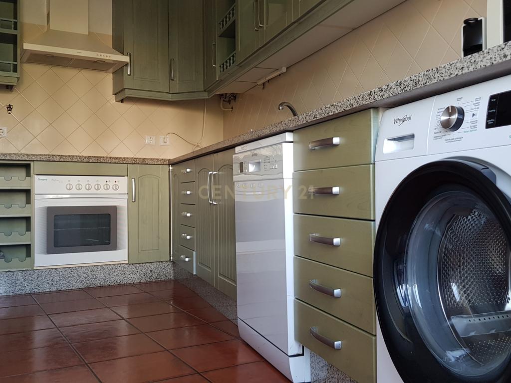 Espaçoso  Apartamento T4 em Beja com Varanda e Lareira - Image 1