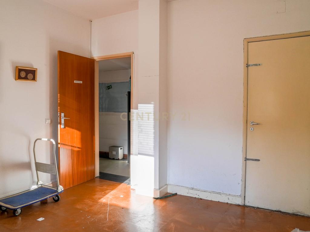  Espaço Versátil com Localização Privilegiada - Image 16
