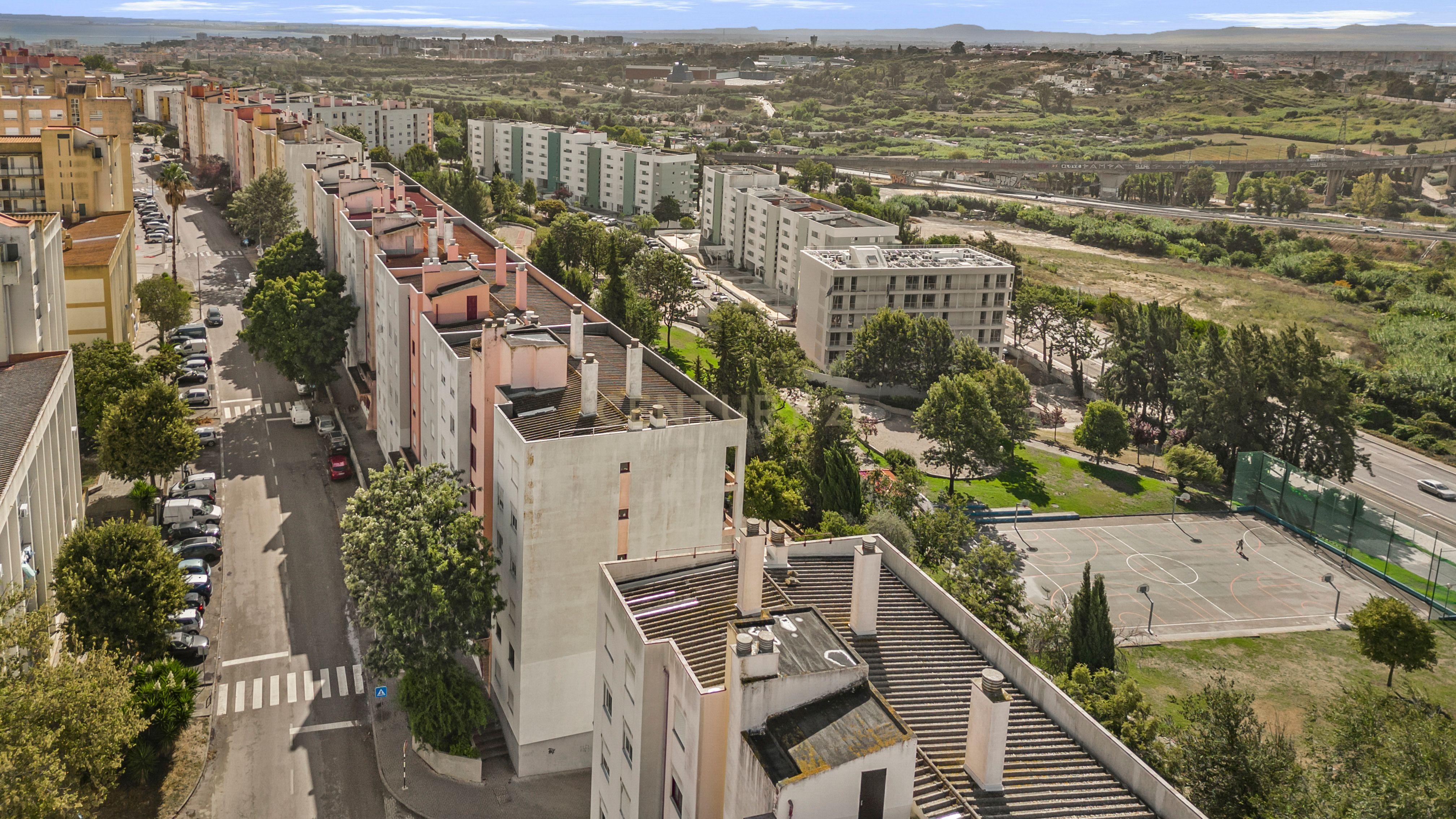 Apartamento T3 com parqueamento privativo (Monte da Caparica)
