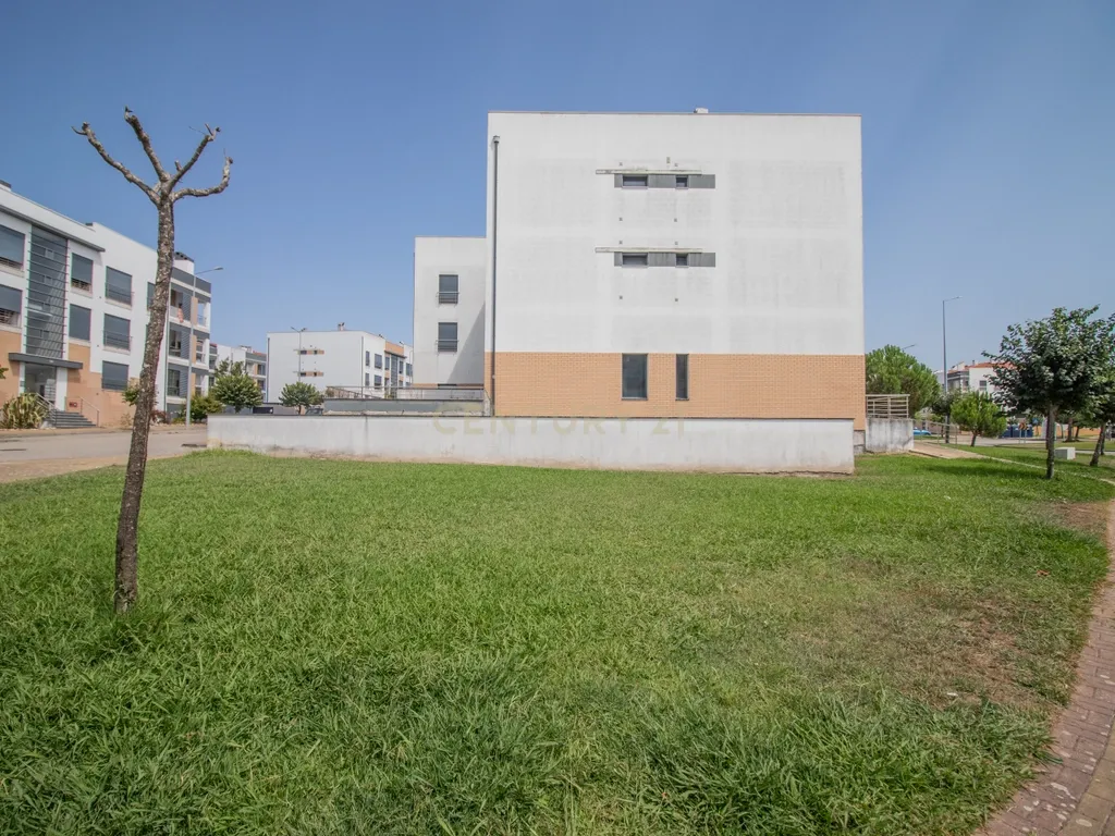 Loja passível de ser transformado em Apartamento T2 ou T3 com terraço privativo de Garagem - Image 24