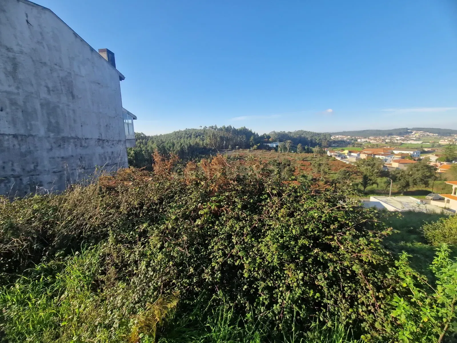 Terreno para construção de moradia de 3 frentes - Image 1