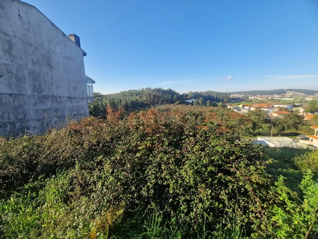 Terreno para construção de moradia de 3 frentes - Image 1
