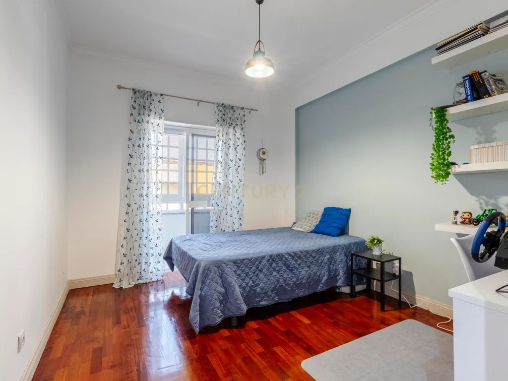 Espaçoso T3 na Sobreda com 2 Casas de Banho e Varandas - Image 41