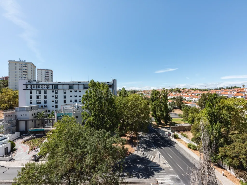 Apartamento T4 para Remodelação no Coração dos Olivais, com Vista Fantástica - Image 44