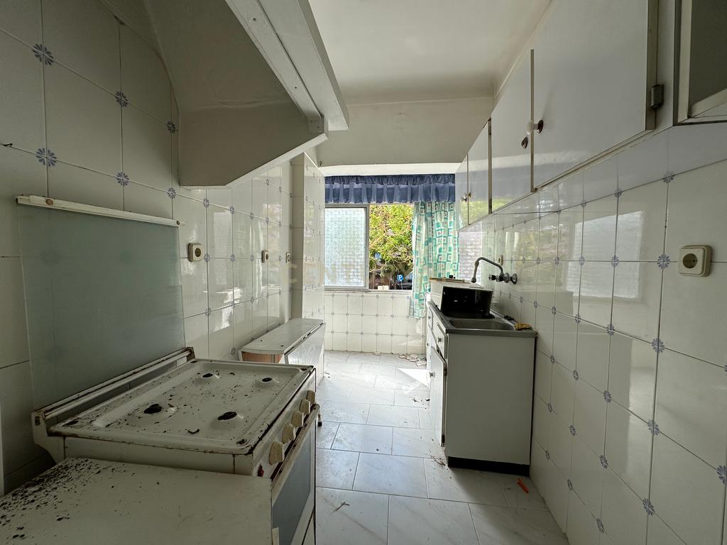 Apartamento T1 para Remodelação – Praça do Brasil, Setúbal - Image 3
