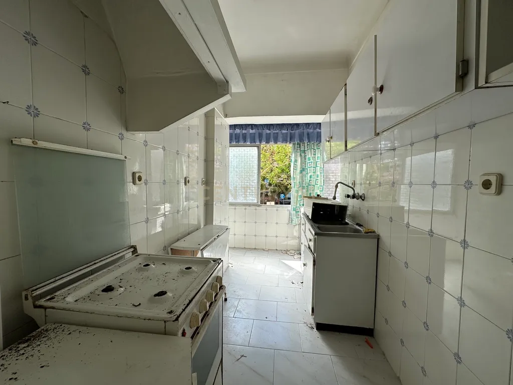 Apartamento T1 para Remodelação – Praça do Brasil, Setúbal - Image 3