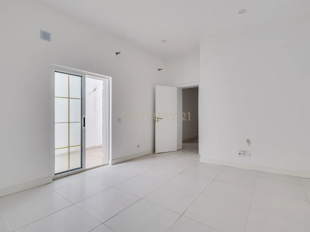 MORADIA T2 NA BAIXA DE OLHÃO C/ 2 PISCINAS - Image 19
