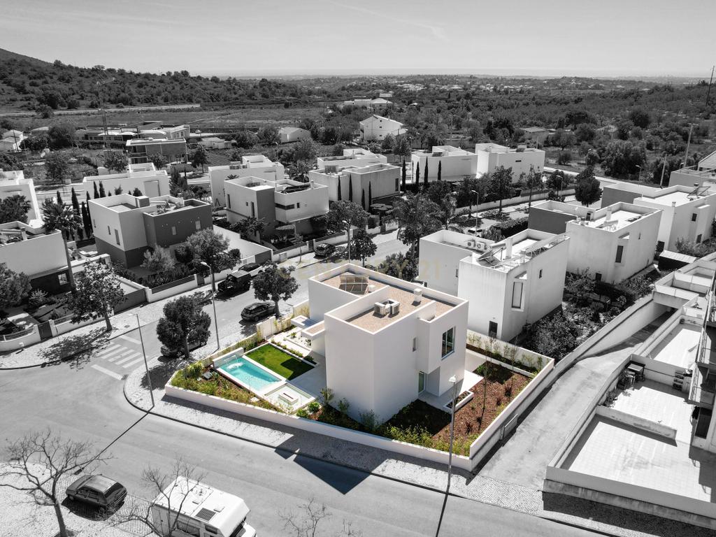 Exclusividade e Sofisticação. A Sua Nova Casa de Luxo no Algarve – Moradia Isolada com 3 Suites! - Image 2