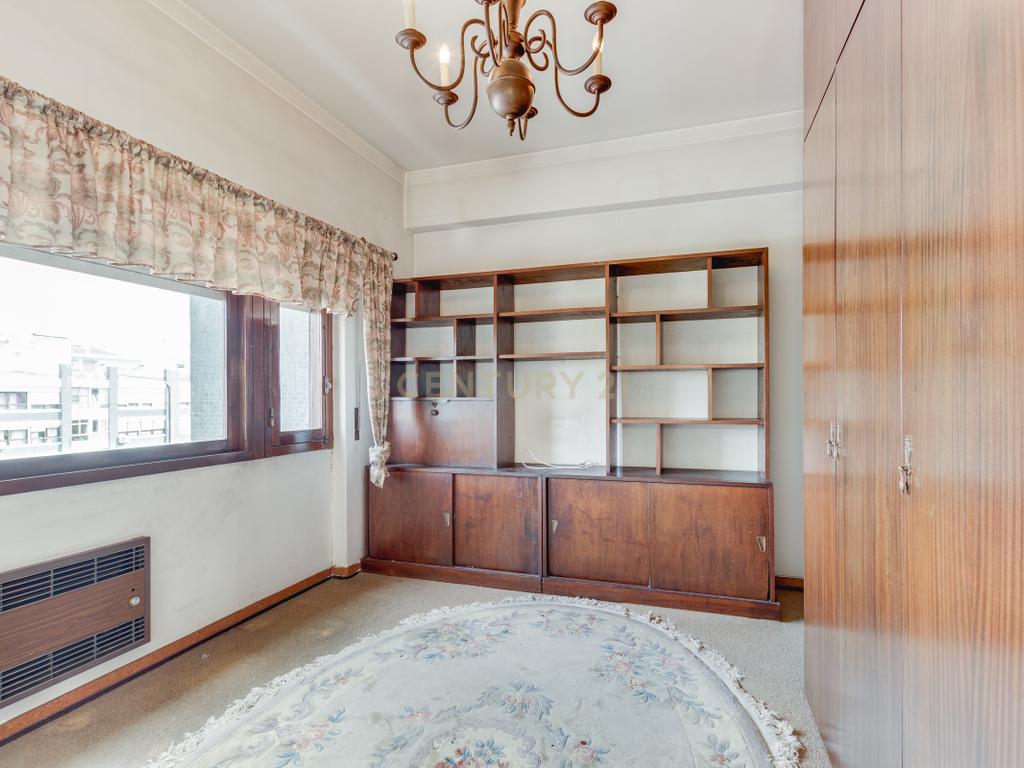 Apartamento T4 com Boas Áreas - Prt Av. Cidade Lourenço Marques - Olivais - Image 1