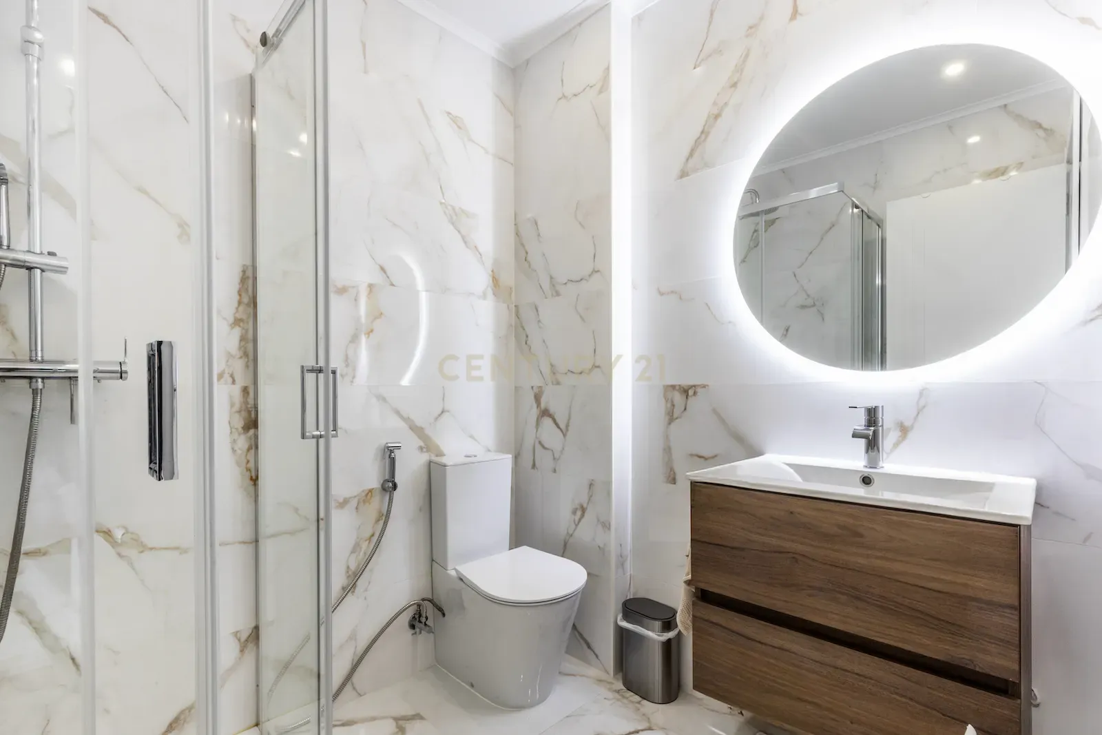 Apartamento T3 Totalmente Renovado com Excelente Localização em Lisboa - Image 8