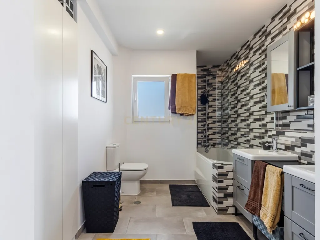 Moradia T4 como nova com piscina na Marisol em Lote de 500m² - Image 94
