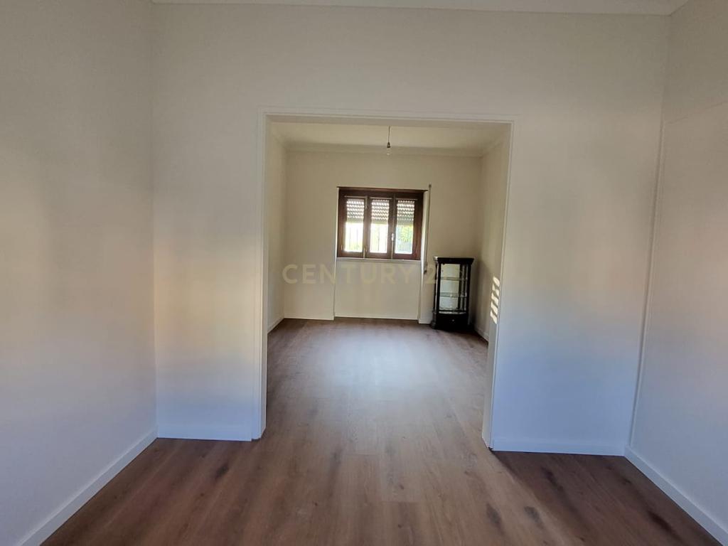 Casa T3 com Jardim e Garagem em Setúbal - Oportunidade Única! - Image 5