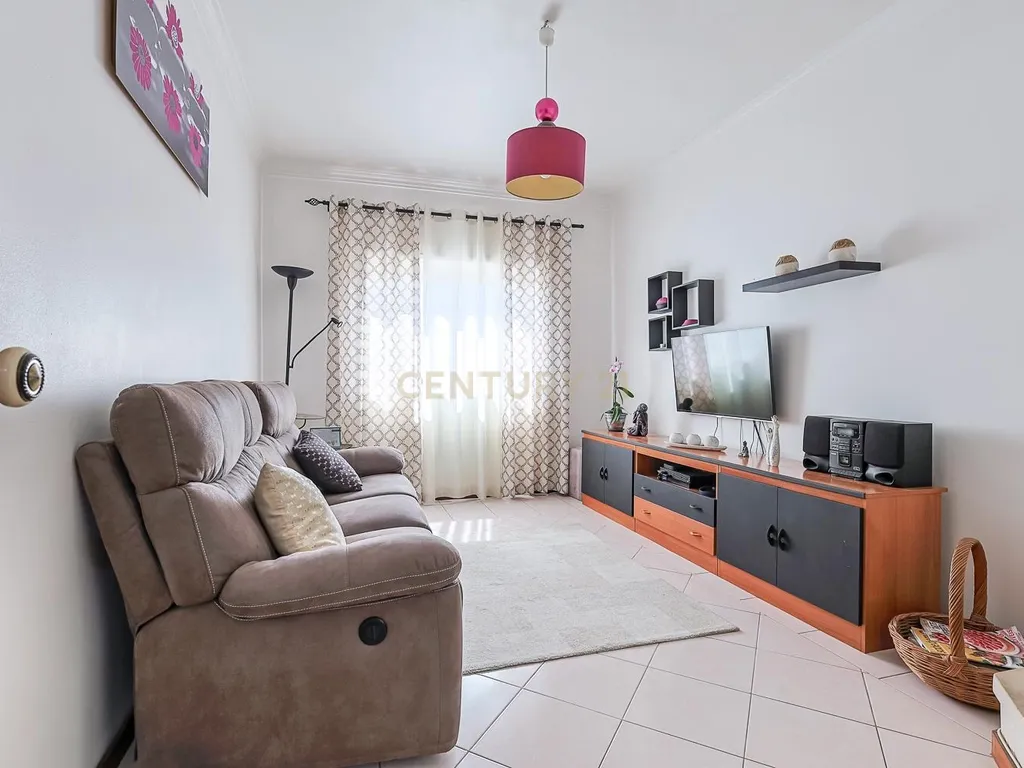T2 com Vista Panorâmica sobre Setúbal | Excelente Localização - Image 1