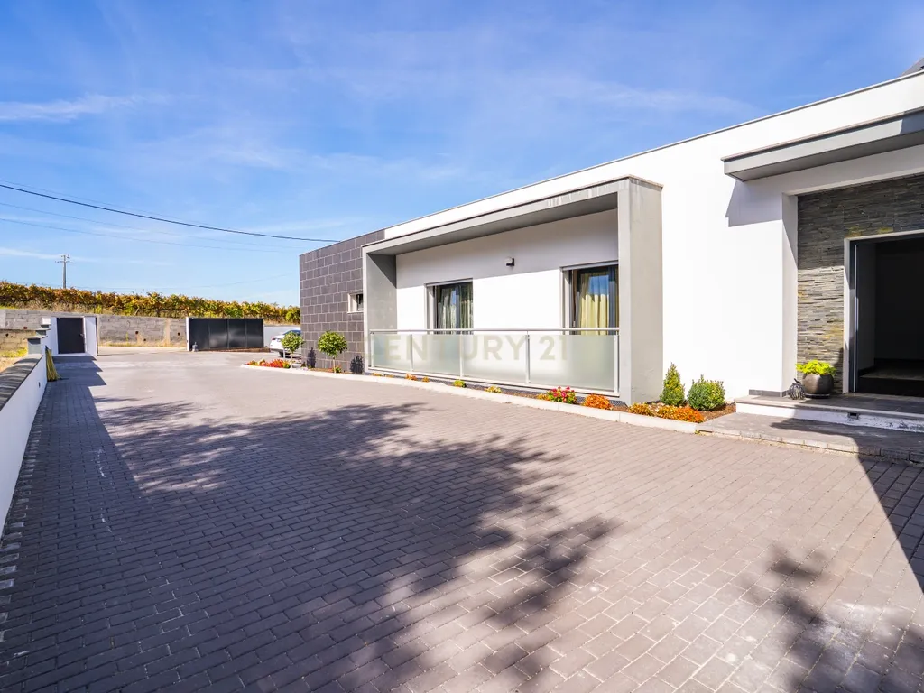 Moradia Moderna e Eficiente com 4 Quartos Próxima de Leiria - Image 2