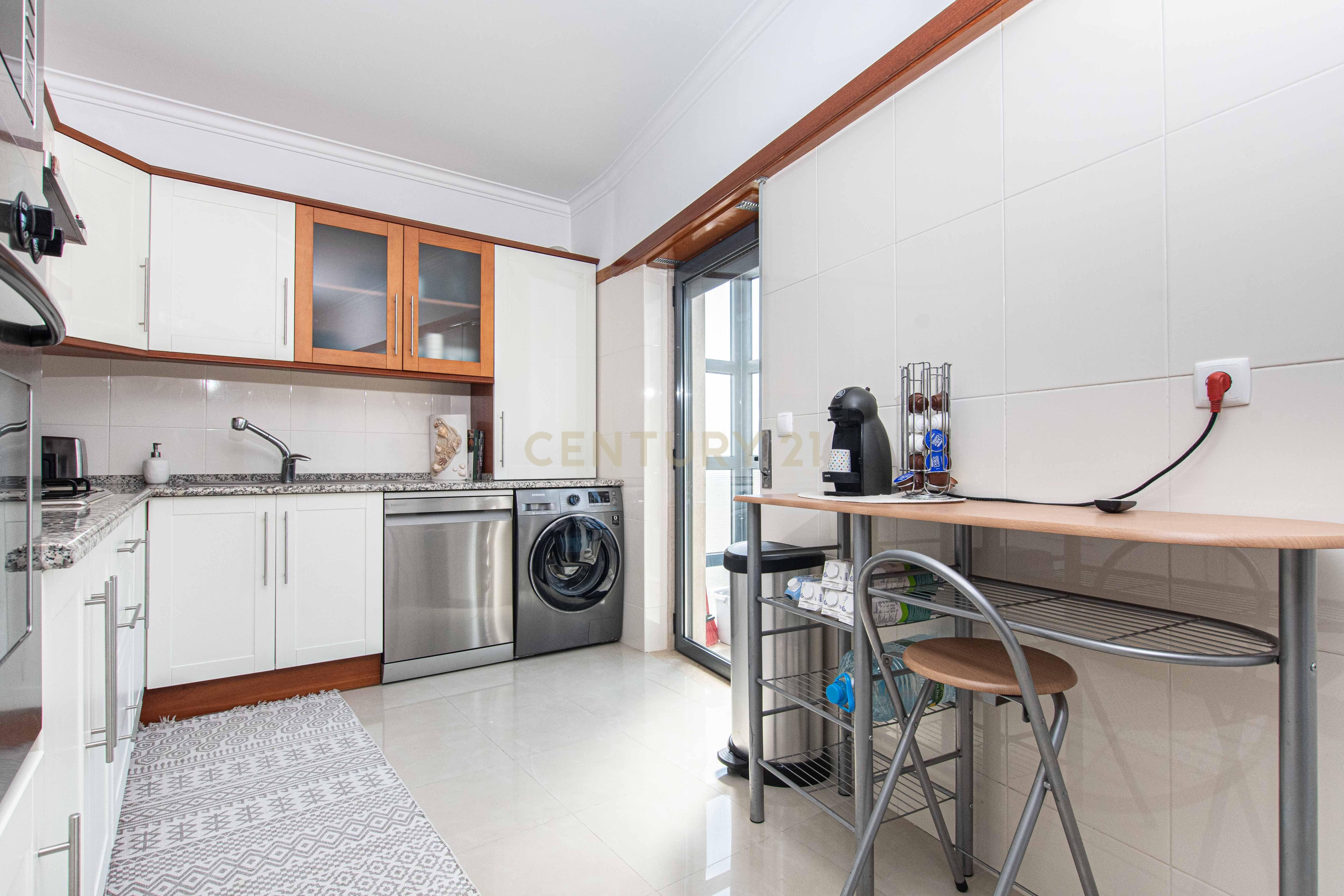 Fotografia 8 de T2 na Cotovia, Sesimbra | Varandas e Lugar de Garagem
