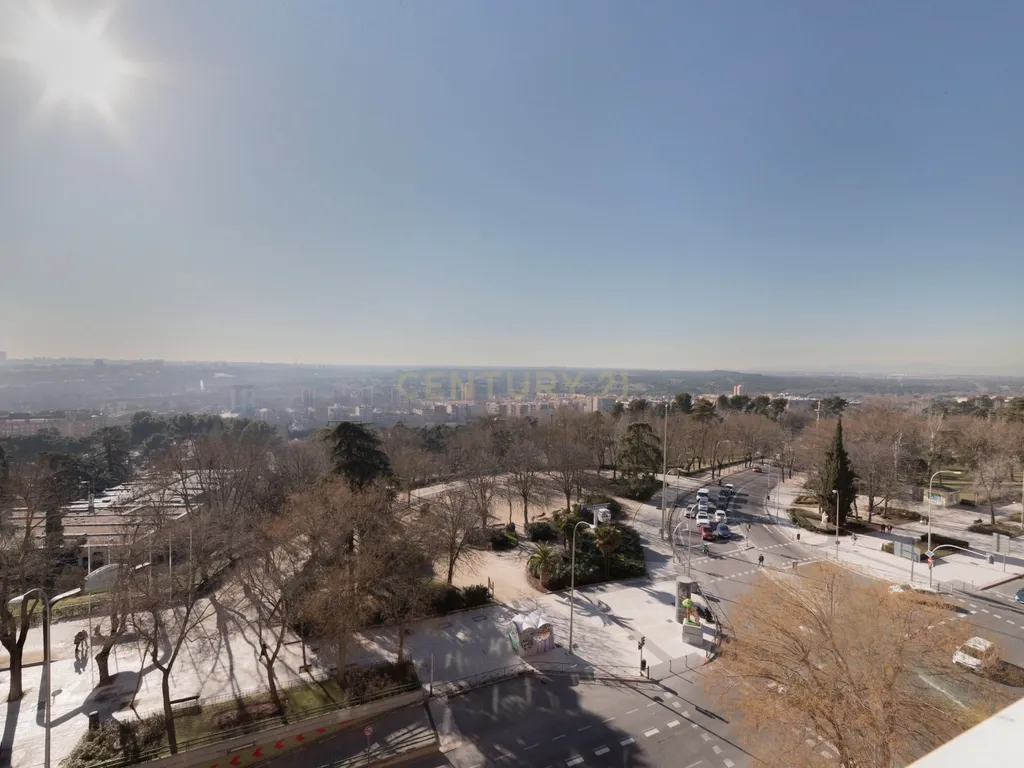 Luxuoso Apartamento T5 com Vista Panorâmica em Madrid - Image 37