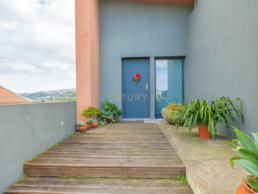Moradia T5 Isolada, com Dois Pisos, Elevador e Terraço, com 800m2 de Terreno , na Quinta do Anjo, Palmela - Image 2