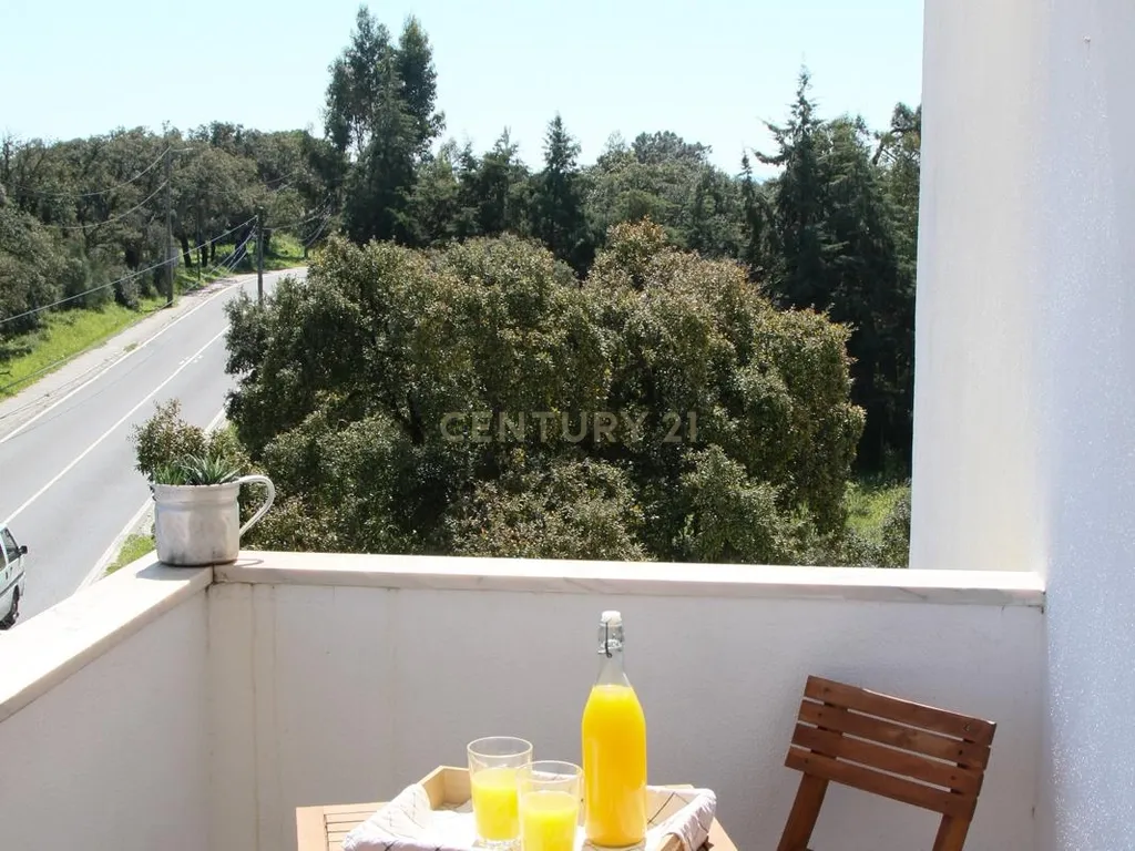 Apartamento T3 com Garagem e Arrecadação em Alhos Vedros - Image 5
