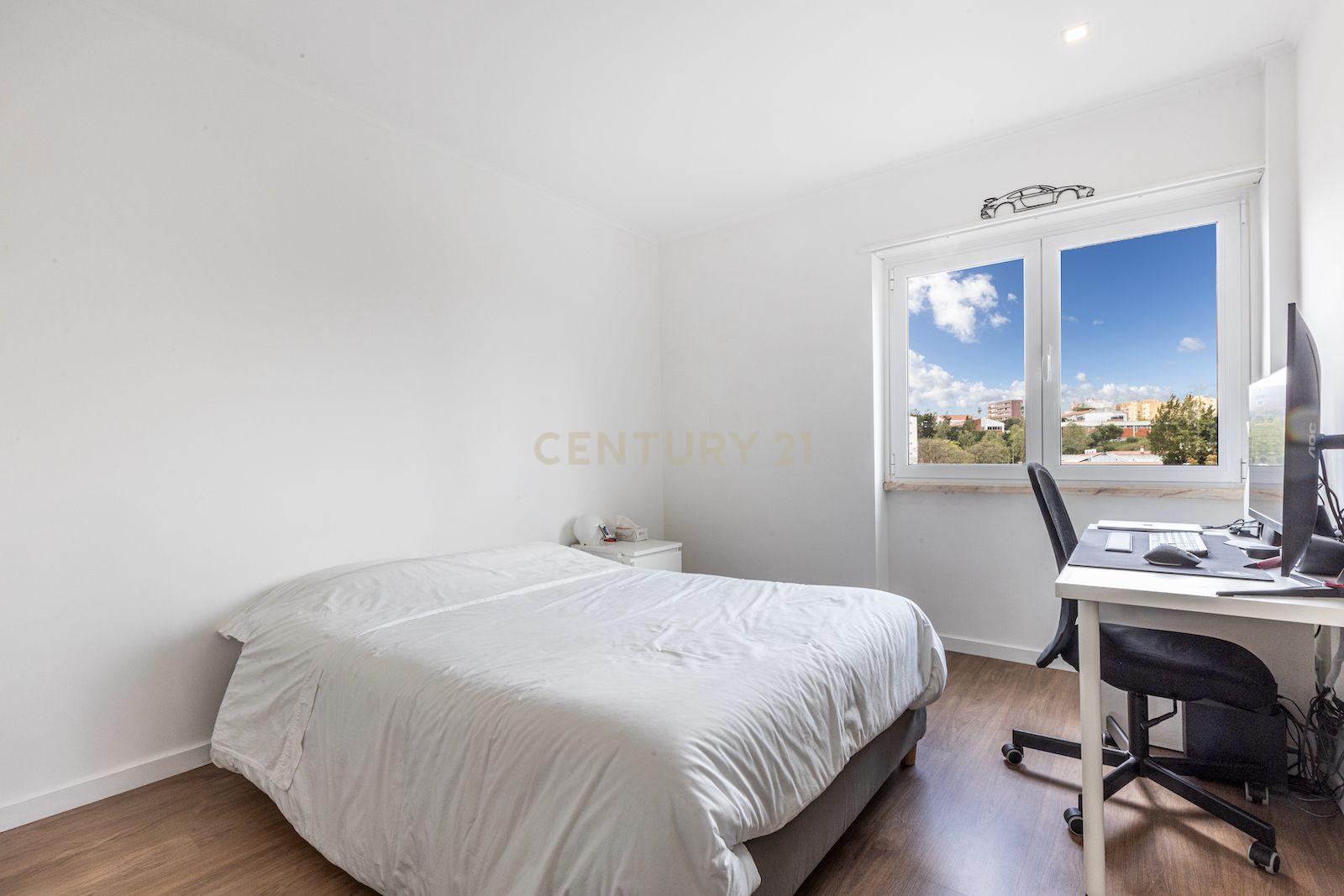 Apartamento T3 Totalmente Renovado com Excelente Localização em Lisboa - Image 7