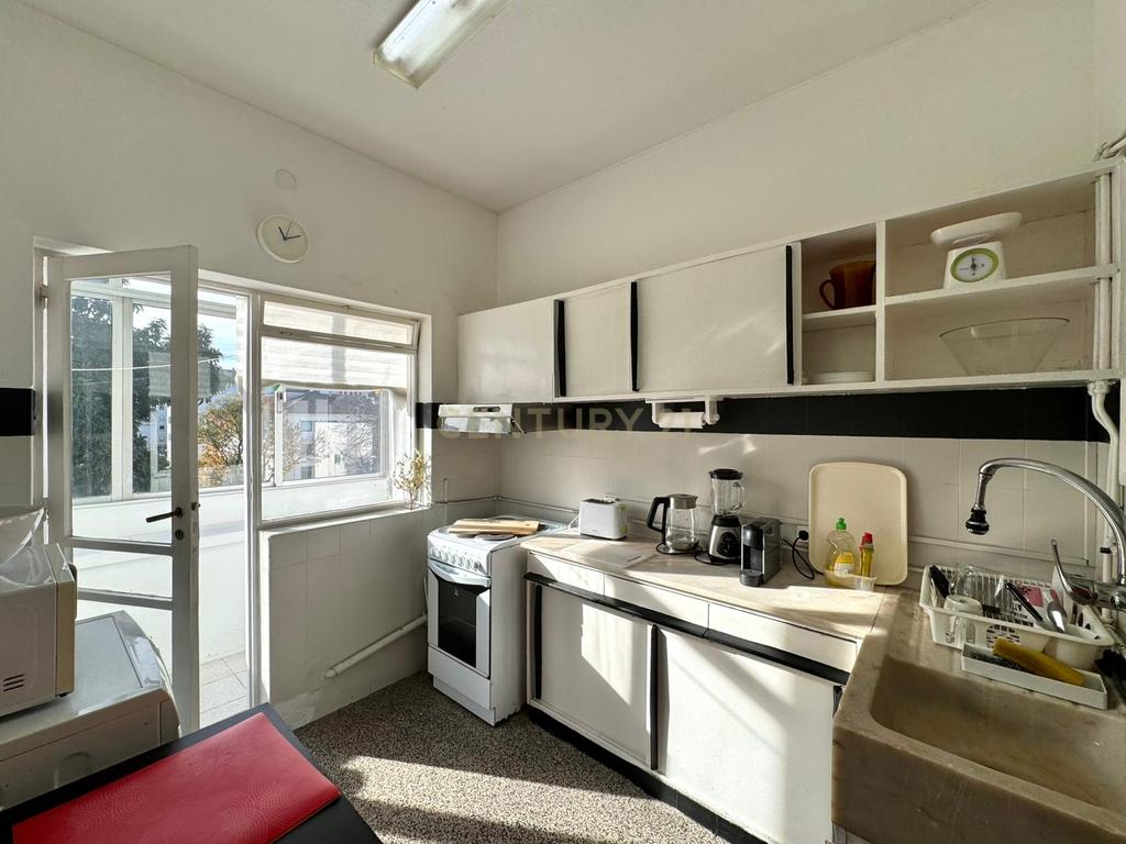 Fantástico Apartamento T2 com Varandas no Centro do Porto - Image 3