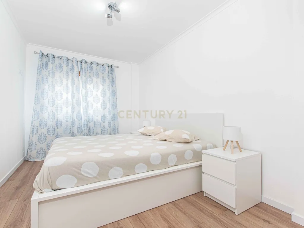 Apartamento T3 com Parqueamento e Arrecadação - Image 21