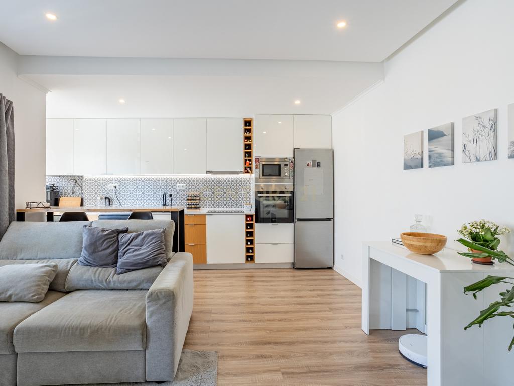 Apartamento T3 totalmente renovado, Laranjeiro. - Image 2