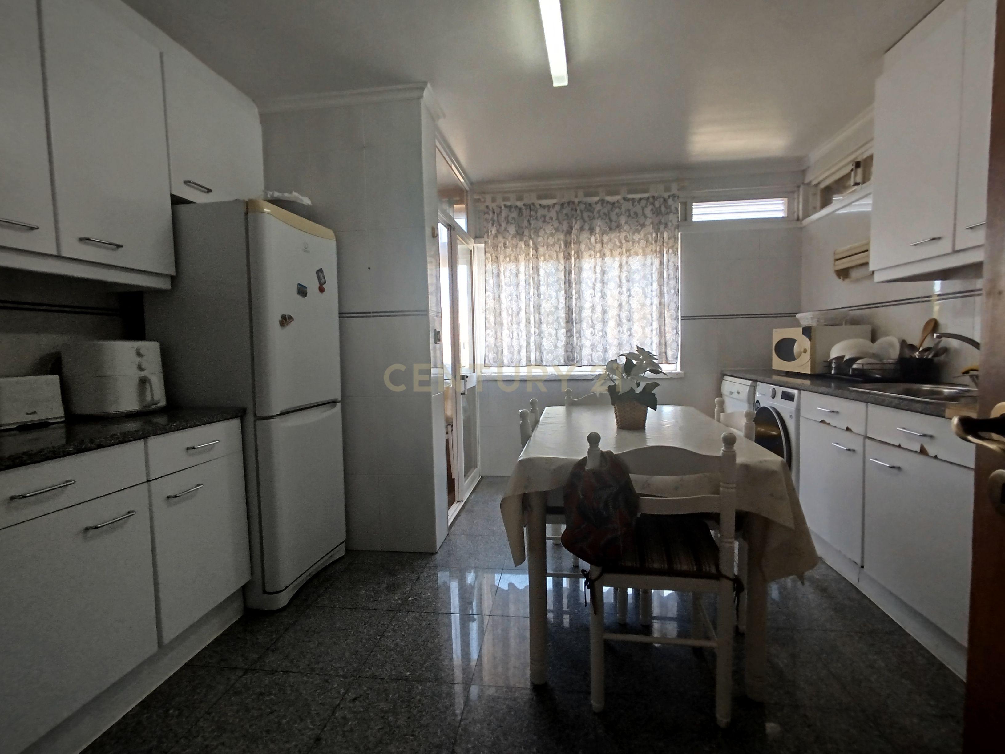 Fotografia 5 de Apartamento T3 com Excelente Exposição Solar, Arrecadação e Ótima Localização no Monte da Caparica