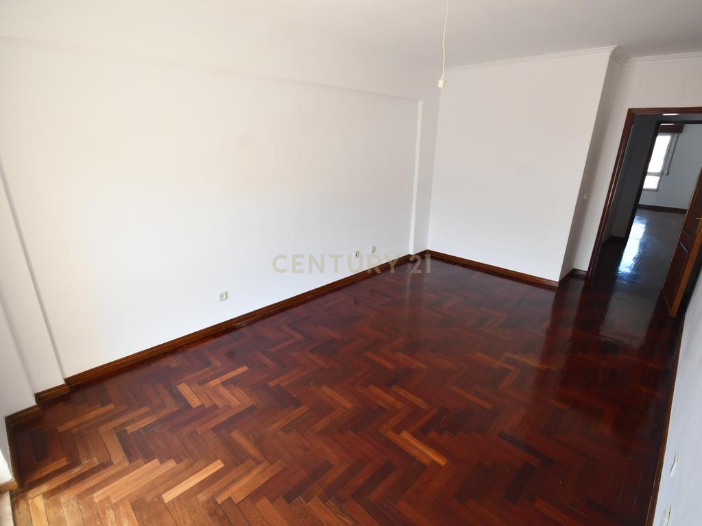  T2  Anta Cacém com  Garagem - Image 13