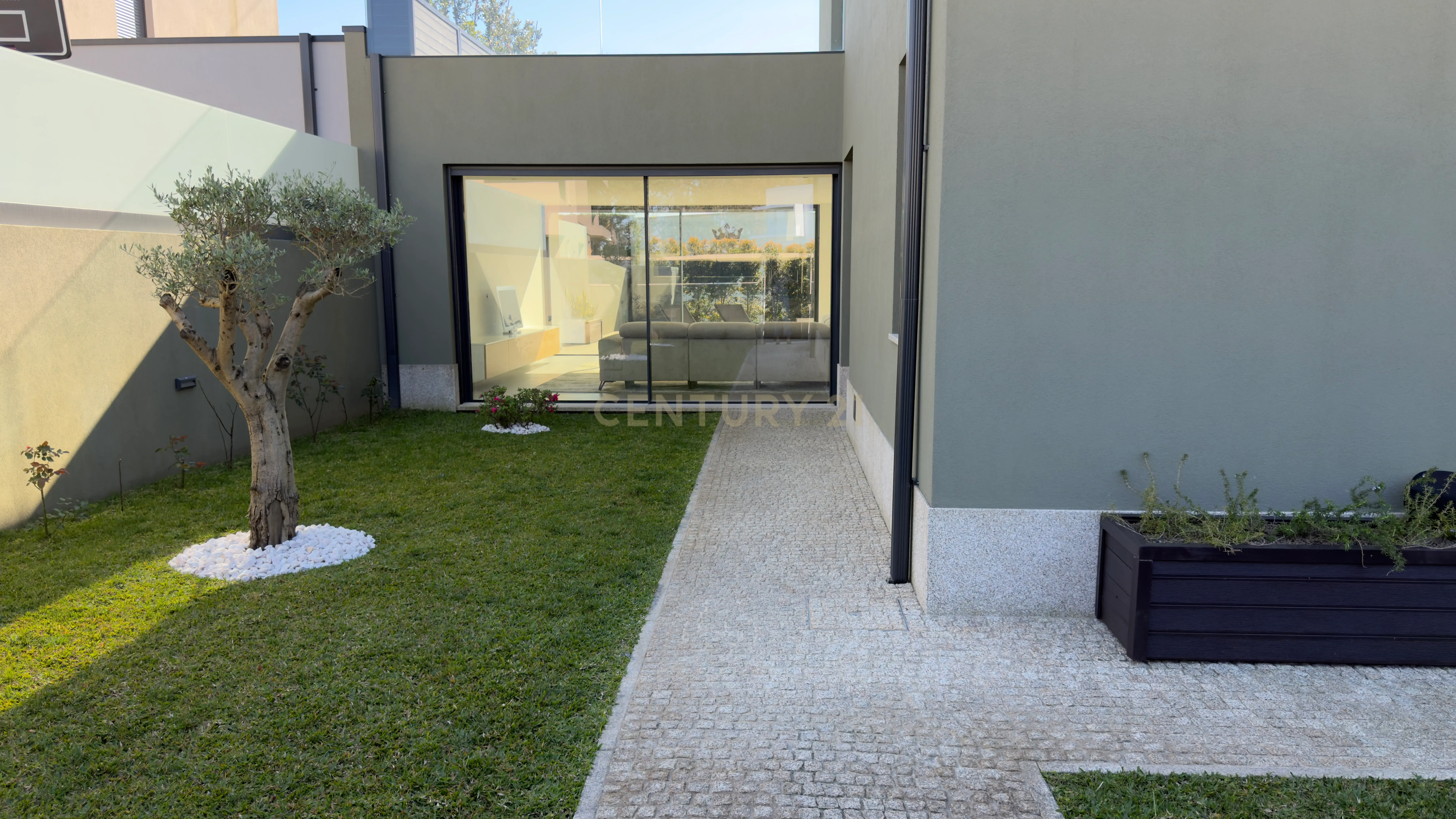 Fotografia 11 de Moradia Contemporânea de Luxo em Azurara | Elegância, Privacidade e Distinção