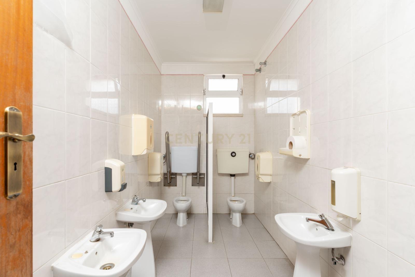 Fotografia 6 de Excelente Oportunidade na Arrentela - Espaço Comercial com Potencial para Habitação