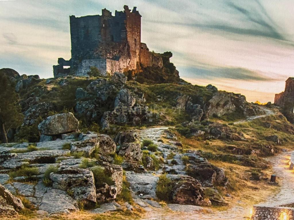 Encanto rural en venta: casa adosada con licencia turística en el corazón de la Sierra de Gata.