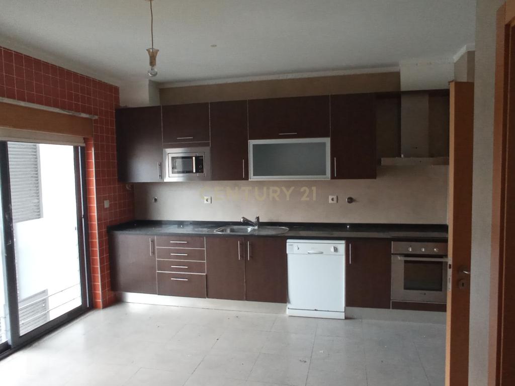 Apartamento T3, com Duas Varandas e Garagem na Vila Serena, Pinhal Novo - Image 10