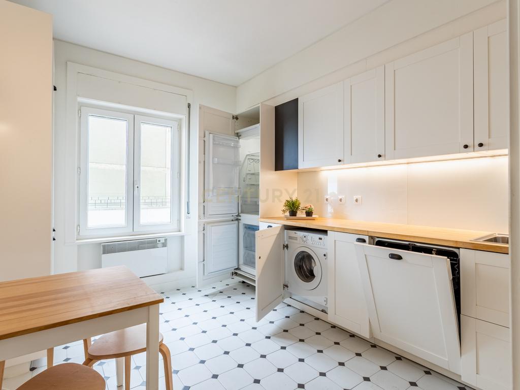 Apartamento T2 renovado, com estacionamento e elevador, em Campo de Ourique, Lisboa - Image 9