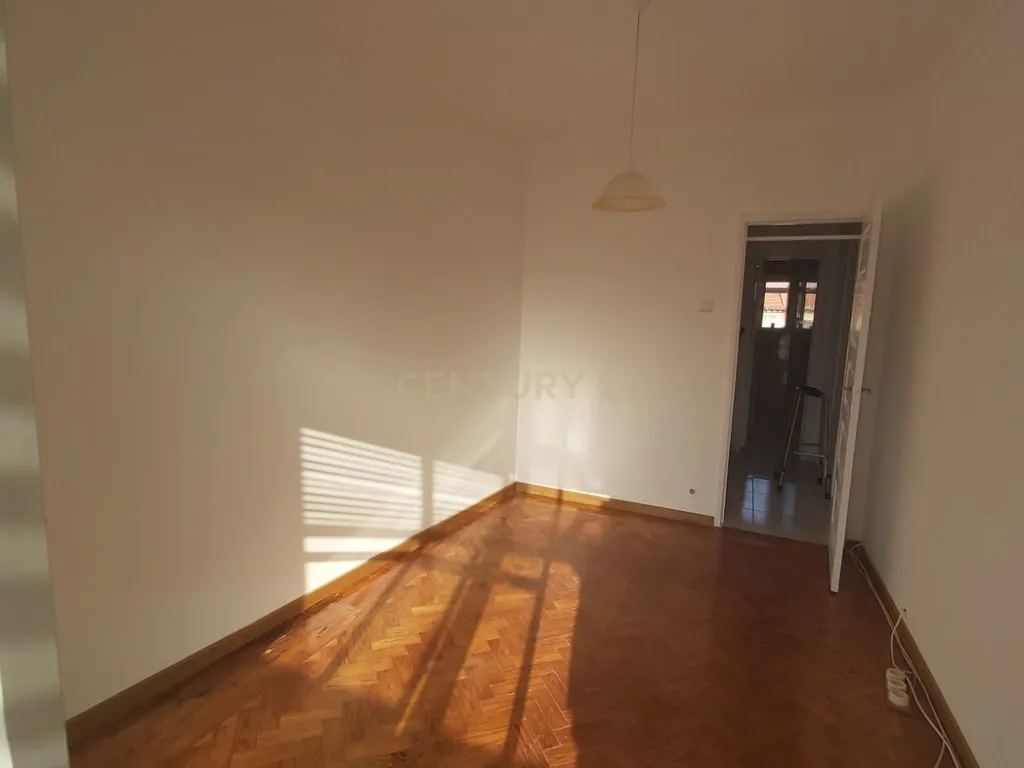 Apartamento T2 em Almada na Av. Nuno Alvares Pereira. - Image 12
