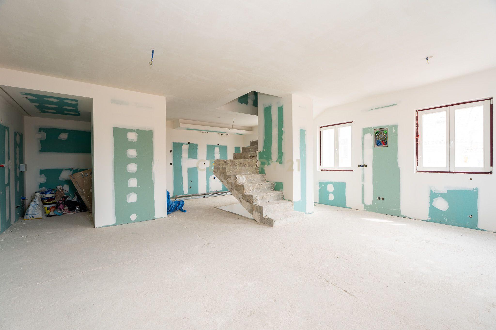 Moradia T4 em Alcântara com Dois Duplex Independentes - Ideal para Habitação e Investimento - Image 8