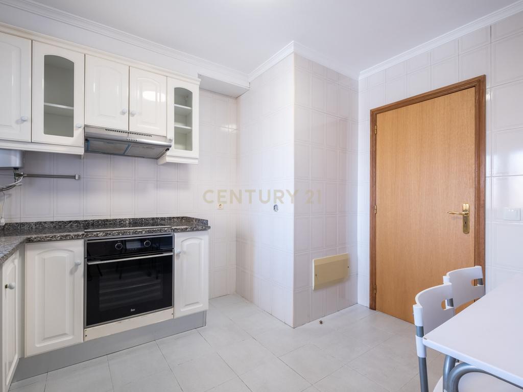 Apartamento T2 para Arrendamento – Centro do Funchal, Ilha da Madeira - Image 12