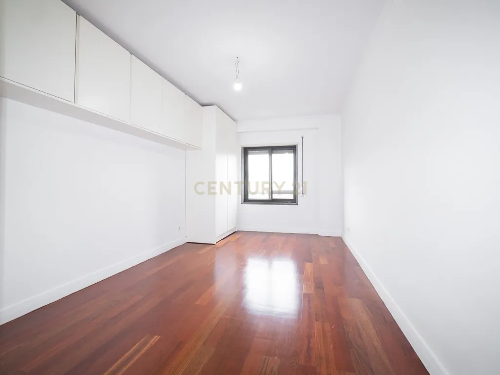 Apartamento T4 em Odivelas com Garagem e Elevador - Image 32