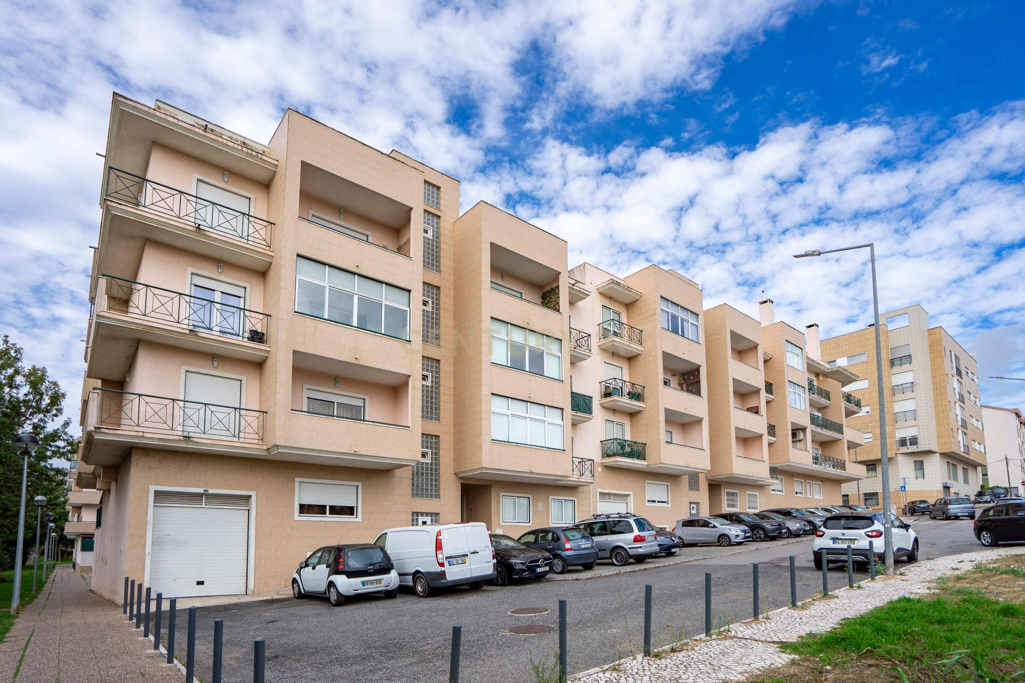 Fotografia 6 de Apartamento T3 em Vialonga, Com Box e Varandas